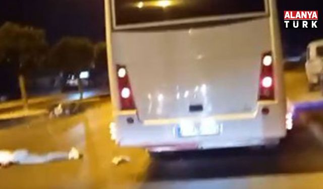 Yol kenarındaki midibüse çarpan motosikletli yaralandı