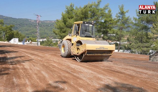 Kaş’ın üç mahallesini bağlayan 16 kilometrelik yol asfaltlanıyor