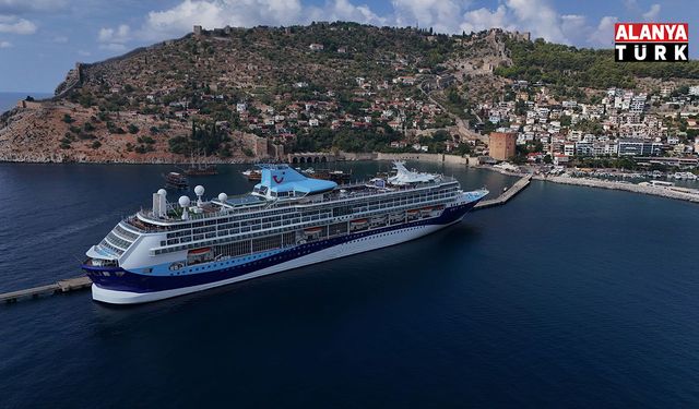 Lüks kruvaziyer bin 765 turist ile Alanya iskelesine demir attı