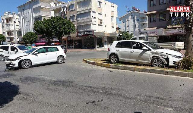 Manavgat'ta otomobiller çarpıştı: 2 yaralı