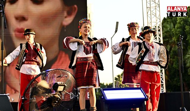 Muratpaşa'da farklı kültürler aynı meydanda buluşuyor