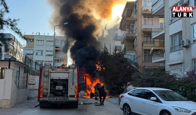 Park halindeyken yanan lüks araç küle döndü