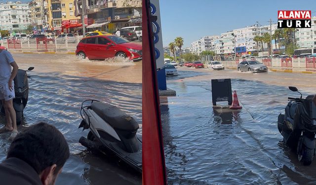 Antalya'da patlayan su borusu caddeyi gölete çevirdi