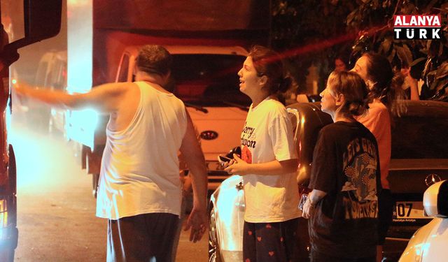 Korku dolu gözlerle izlediler: Daire alev alev yandı, mahalleli sokağa döküldü