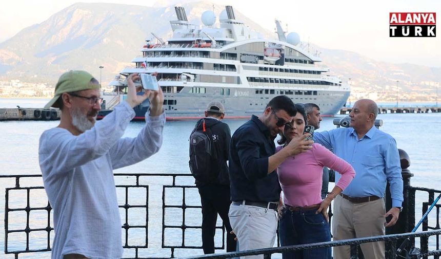 Fransız turistler Alanya’ya lüks yolcu gemisi ile geldi