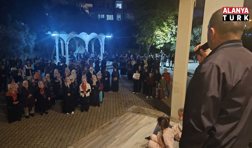 Alanya’da umreciler dualarla uğurlandı