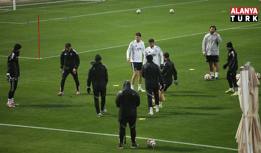 Beşiktaş Antalya'da yağmur altında çalıştı