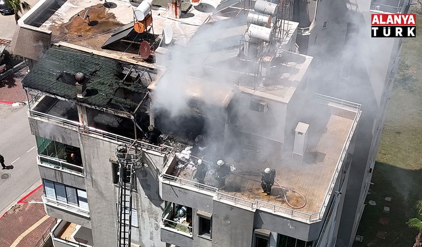 Binanın teras katında çıkan yangında yaşlı bina sakinleri, kapıları çalan kuryelerin yardımıyla tahliye edildi