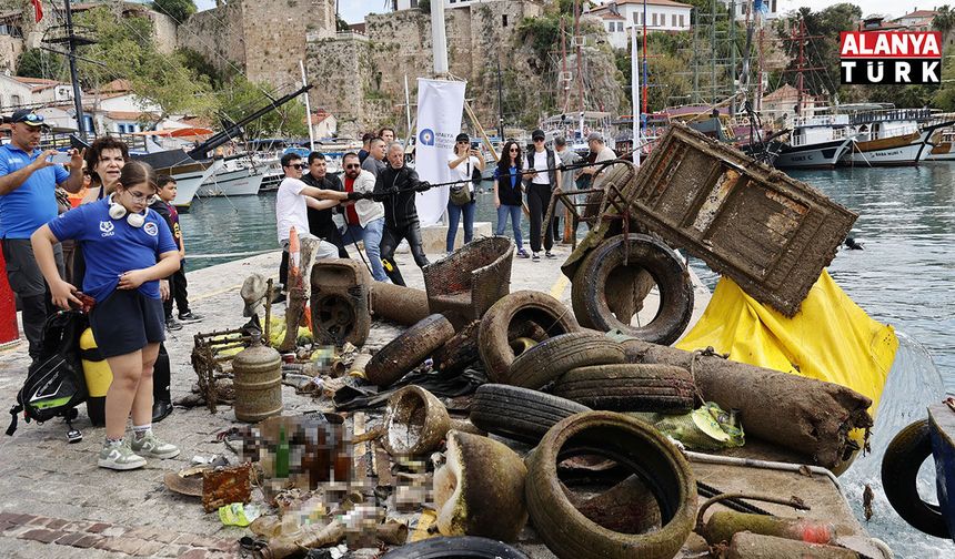 Büyükşehir'den Yat Limanı'nda deniz dip temizliği
