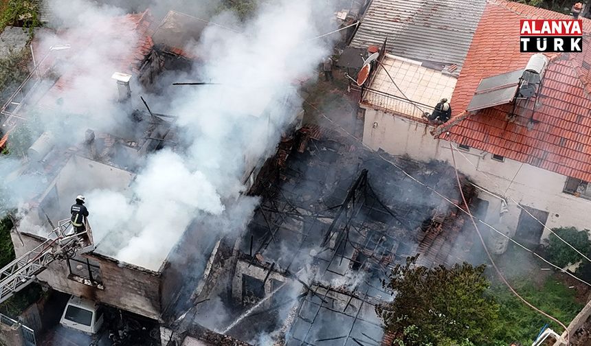 İki katlı gecekonduda çıkan yangın bitişiğindeki eve sıçradı