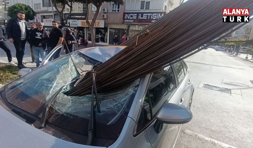 Kamyonun üzerindeki inşaat demirleri seyir halindeki otomobile 'ok' gibi saplandı