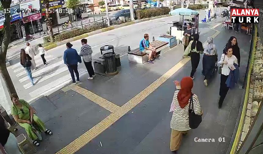 Yayalara çarpan motosiklet sürücüsü yaralılar yerde yatarken olay yerinden kaçtı