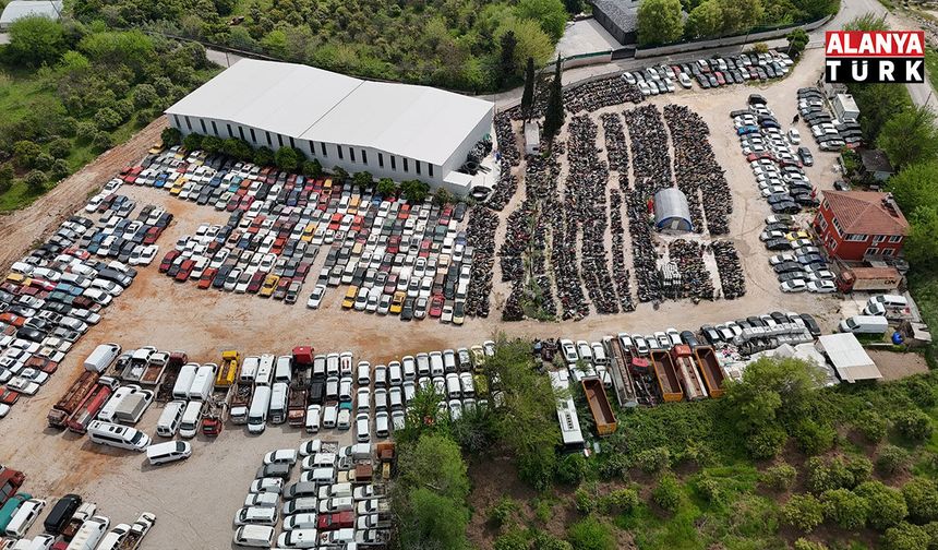 Yediemin otoparkları araç mezarlığına döndü, milyonluk araçlarla hurdaya dönenler aynı alanda sahiplerini bekliyor