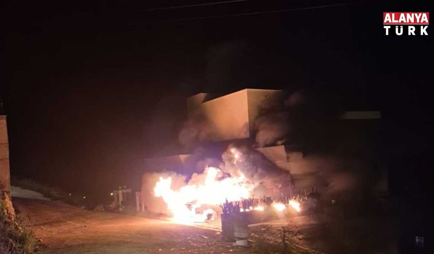 Alanya’da çıkan yangında ev ile park halindeki otomobil zarar gördü