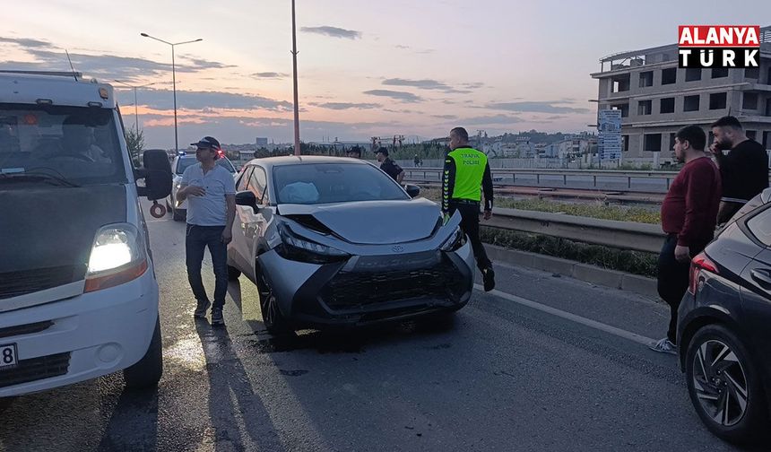 Manavgat'ta 3 araçlı zincirleme kaza: 2 yaralı
