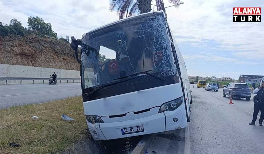 Şehirlerarası yolcu otobüsü çevreyolunda refüje çıktı: 1 yaralı