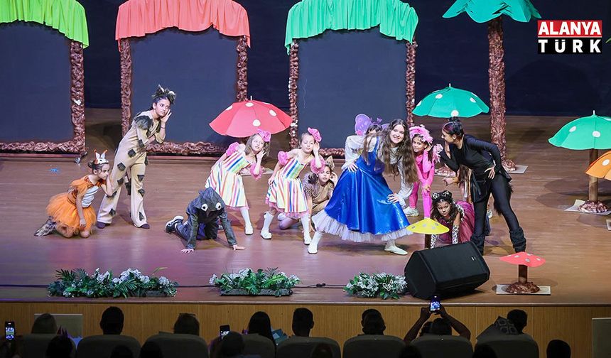 Manavgat'ta "Alis Harikalar Diyarında" müzikali sahnelendi