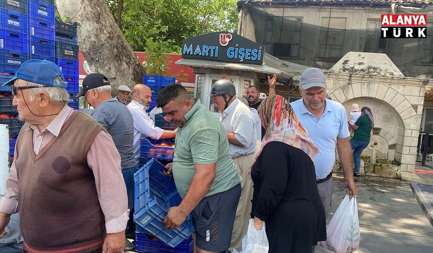 Halde alıcı bulamadığı 4 ton domatesi vatandaşlara ücretsiz dağıttı