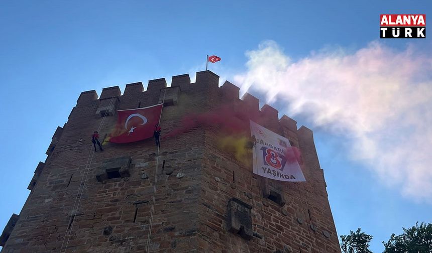 Alanya'da JAK ekiplerinden Alanya Kızılkule'de nefes kesen gösteri