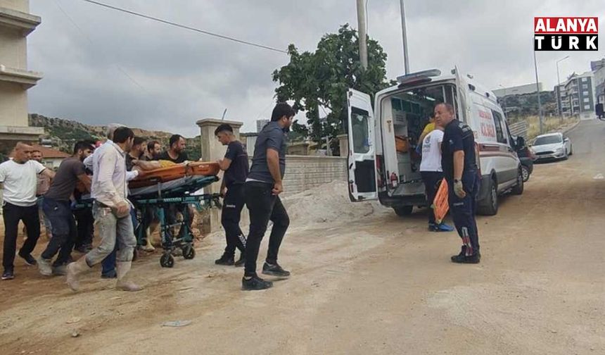Asansör boşluğuna düşen müteahhit yaralandı