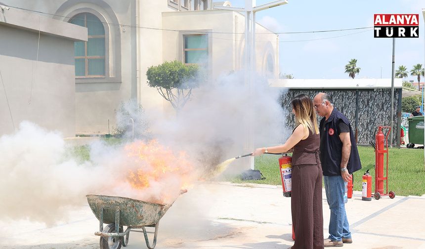 Aksu Belediyesi'nde personele yangın eğitimi ve tatbikatı