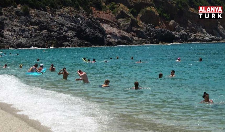 Kleopatra Plajı turistlerle doldu taştı