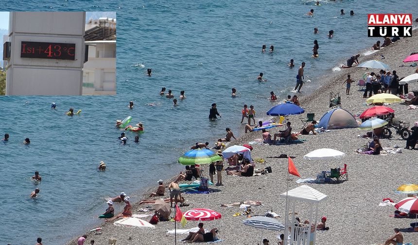 Termometrelerin 43 dereceyi gösterdiği Antalya'da sahiller doldu