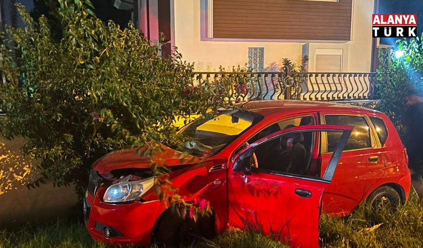 Manavgat'ta önce kamyona ardından site duvarına çarptı: 1’i çocuk 4 yaralı