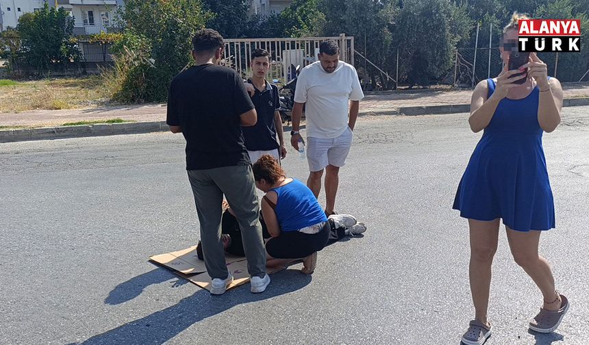 Otomobil motosiklete çarptı, otomobildeki yolcu yaralıyı bırakıp gazeteciyle uğraştı