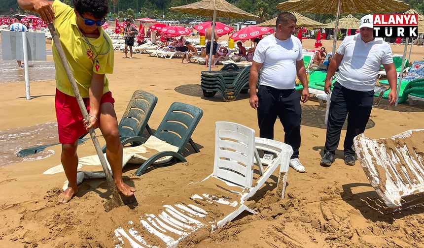Alanya'da dev dalgalar şezlongları kuma gömdü