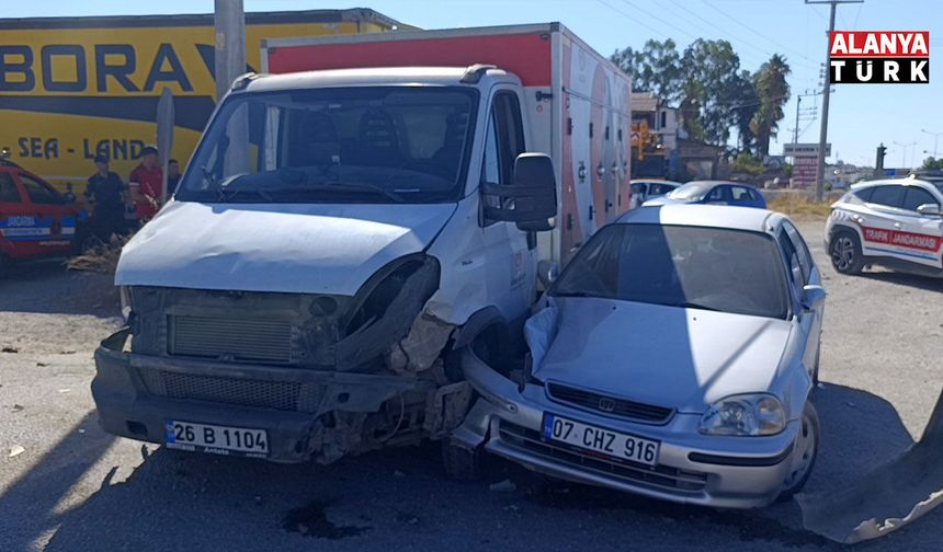 Kamyonet ile otomobilin çarpışma anı kamerada: 2 yaralı