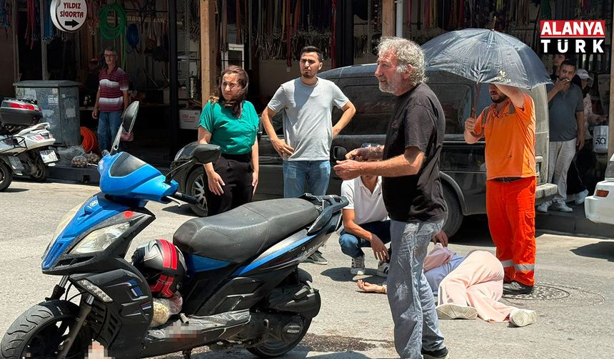 Kazada yaralanan genç kadına esnaftan şemsiyeli destek