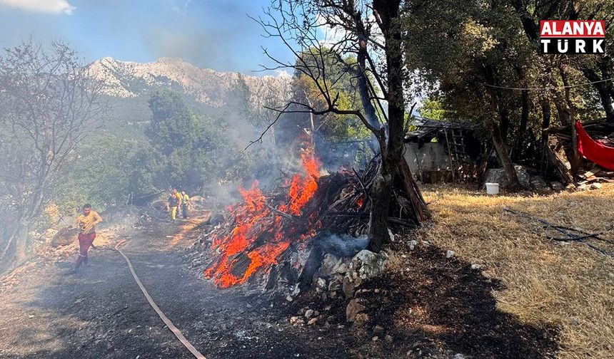 Kumluca'da odunlukta başlayan yangın boş evin bahçesine sıçradı