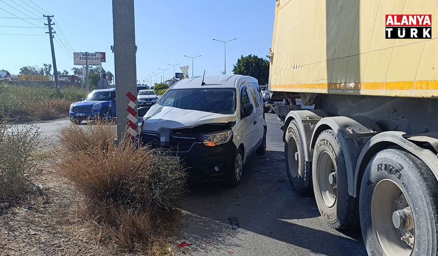 Tali yola sapan kamyona çarpmamak için Kent Güvenlik Yönetim Sistemi direğine çarptı