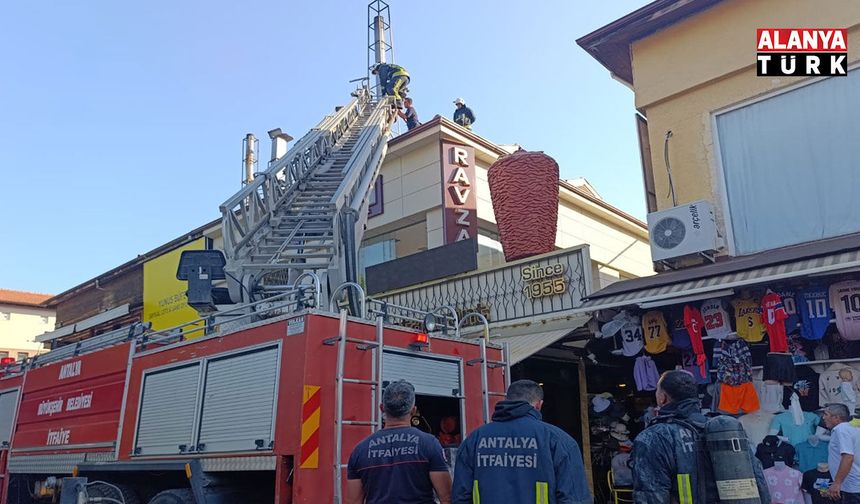 Alanya'da restoranın çatısında çıkan yangın söndürüldü