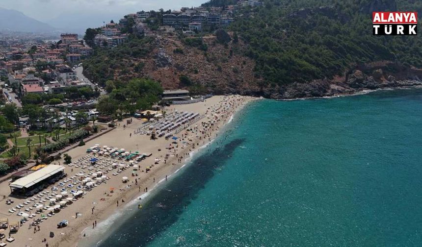 Alanya’da turistler denize koştu