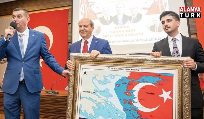 MEHMET ÖZ'DEN ERSİN TATAR'A ANLAMLI HEDİYE: "DENİZLERDEKİ MİSAK-I MİLLİMİZ" HARİTASI
