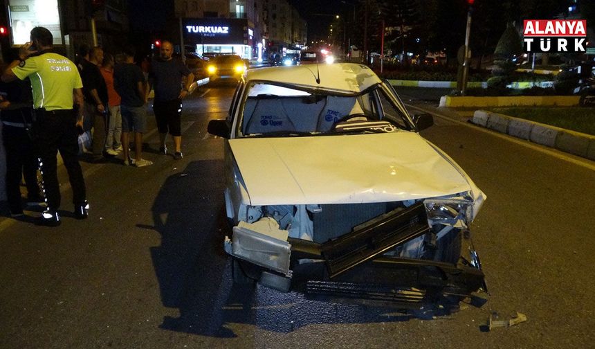 Antalya'da motosiklet ile Tofaş otomobil çarpıştı: 2 yaralı