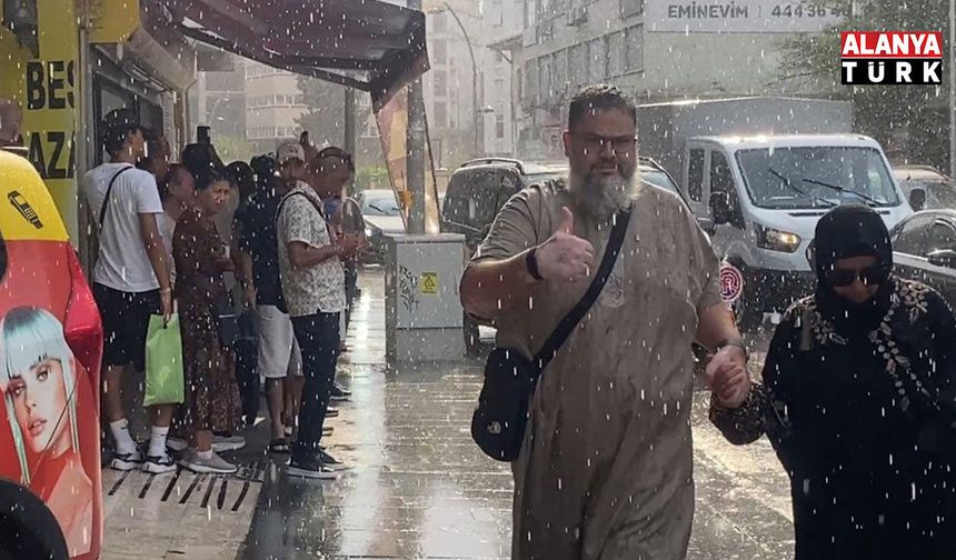 Antalya'da aniden bastıran yağmur, tatilcilere temmuz ayında şemsiye açtırdı