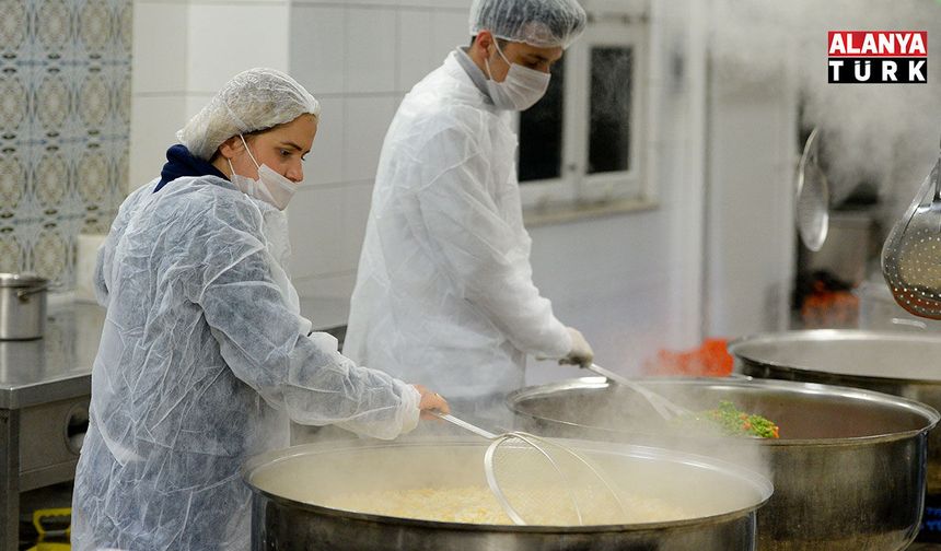 Muratpaşa'da ihtiyaç sahiplerine her gün sıcak yemek