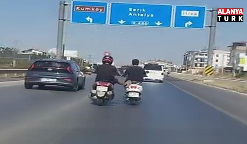 Kara yolunda seyir halindeyken ayağıyla önündeki motosikleti itmeye çalıştı