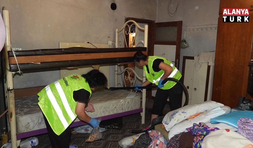 Antalya'da evden 5 kamyon çöp çıktı: Temizlenip yaşam alanları yenilendi