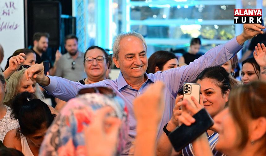 Kocagöz, kadınların matine coşkusuna ortak oldu