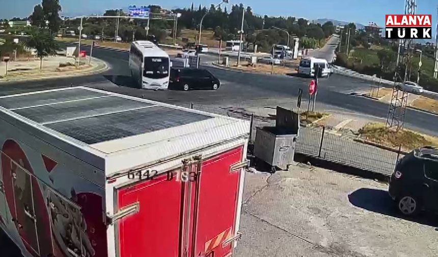Tur midibüsünün kaza anı güvenlik kamerasında