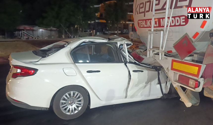 Akaryakıt tankerine arkadan çarpan otomobil 100 metre sürüklendi: 1 ölü