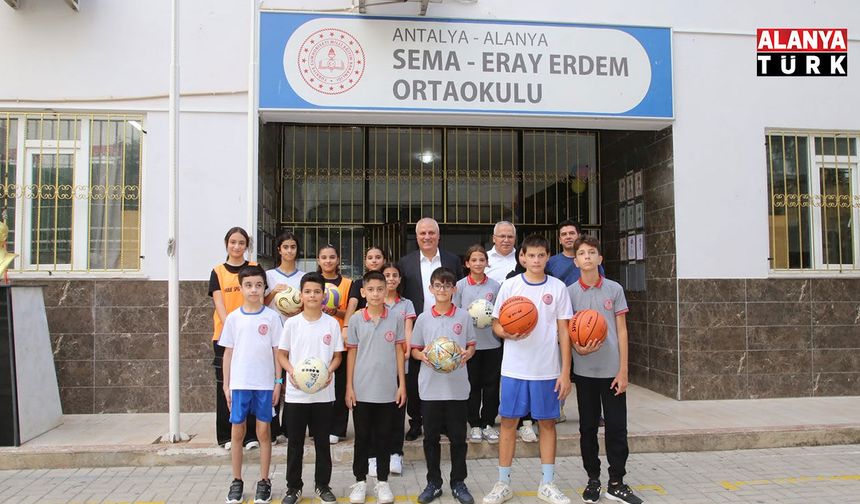 BAŞKAN ERDEM, HAYIRSEVERİ OLDUĞU SEMA-ERAY ERDEM ORTAOKULU’NDA ÖĞRENCİLERLE BULUŞTU