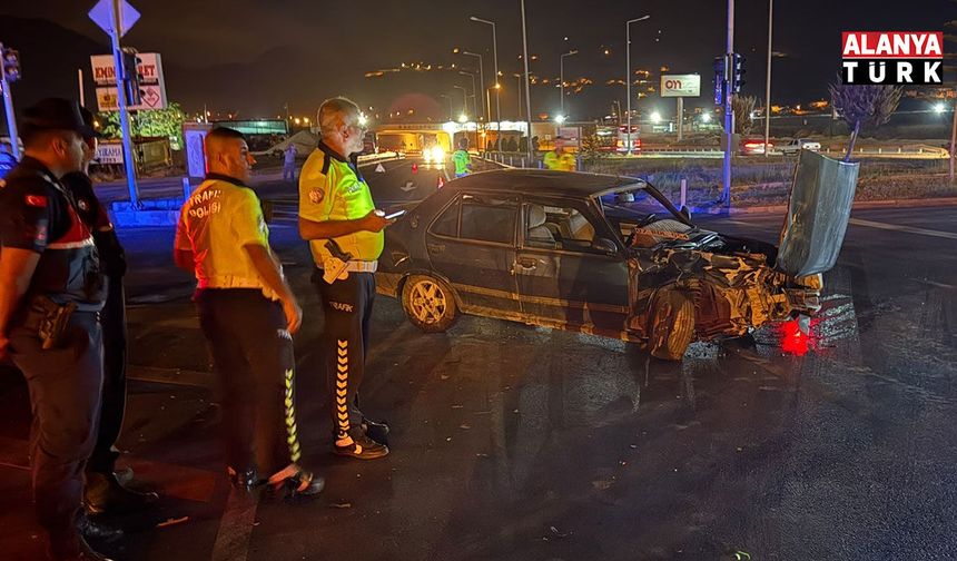 Gazipaşa'da alkollü sürücü kaza yaptı: 2 yaralı