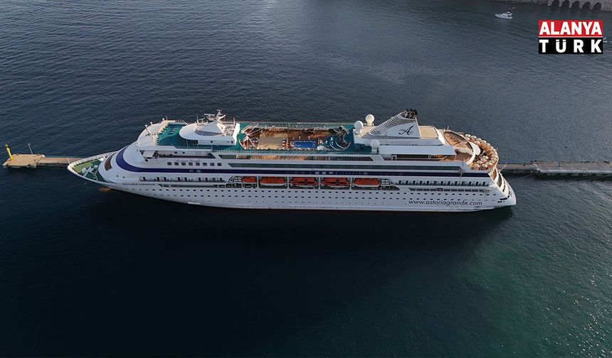 Lüks kruvaziyer akşam saatlerinde Alanya'ya demirledi