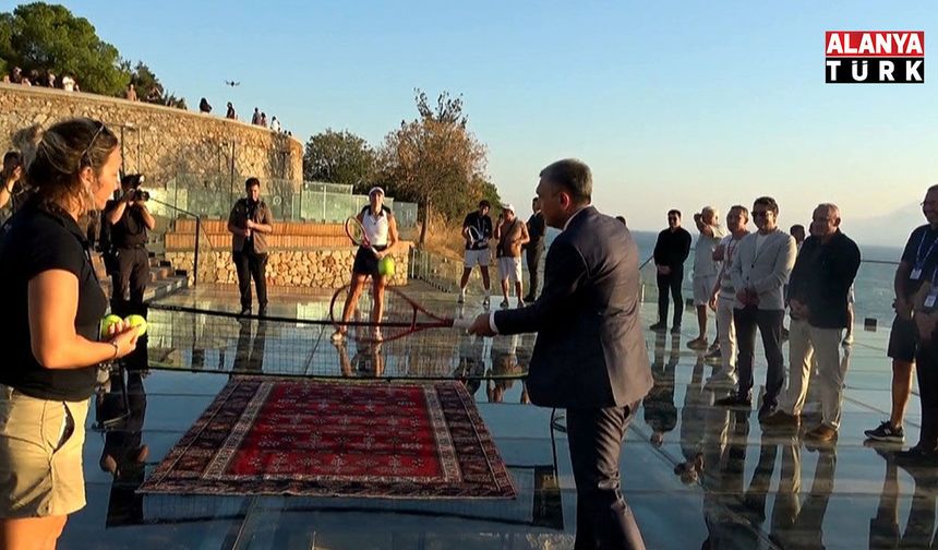 Milli tenisçilerden 'tarihi' gösteri maçı