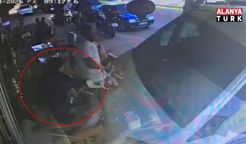 Minibüs kontrolden çıkıp kafeye daldı ölümden saniyelerle yaralı kurtuldu